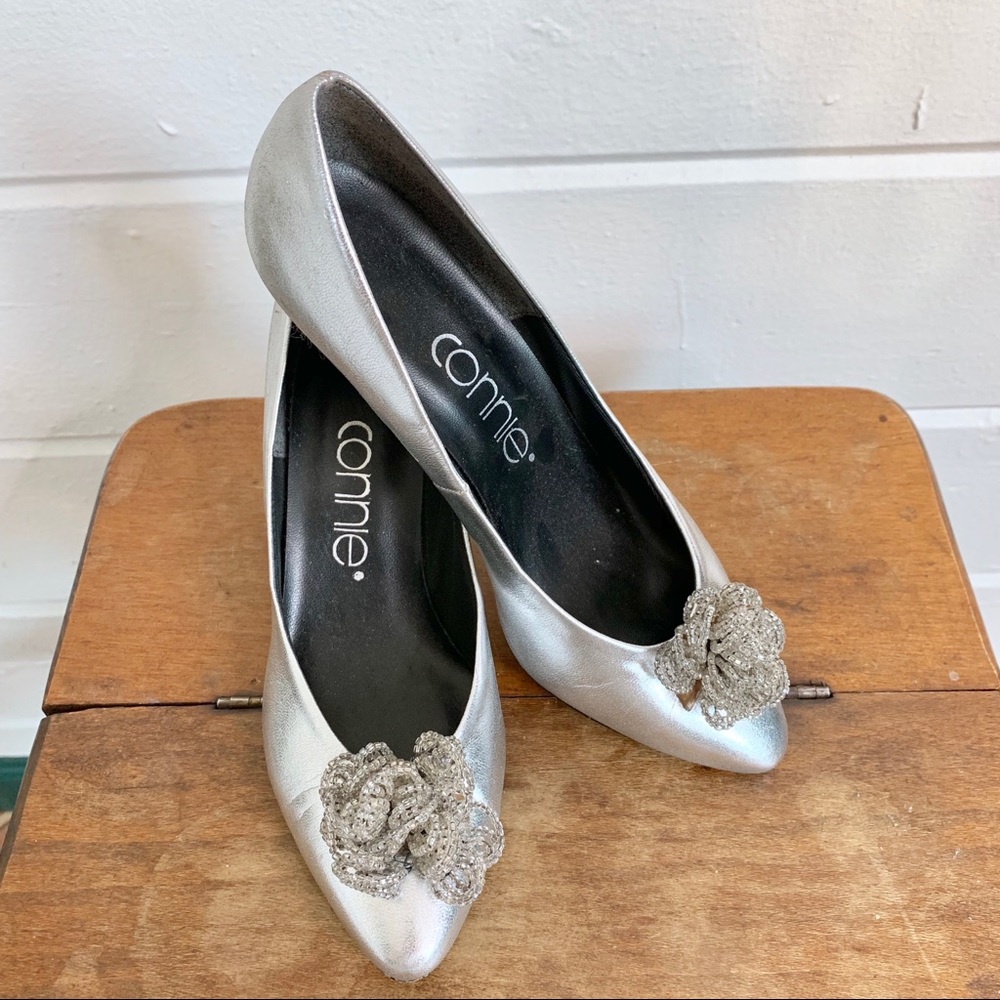 Vintage Connie Silver Kitten Heels w Beaded Flower